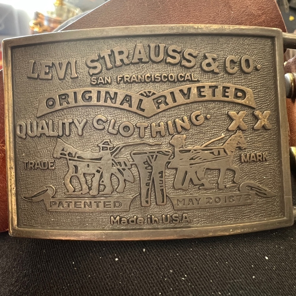 LEVI’S Unisex Solid Brass Vintage Buckle with Brown Distressed Leather Belt 30